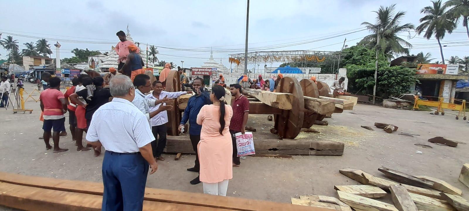 Attachment 373d73ca-e2bf-4796-a352-70cd78482c37_Engineers_and_experts_of_IIT-_Bhubaneswar_inspecting_chariot_building_work_at_Kendrapada.jpg