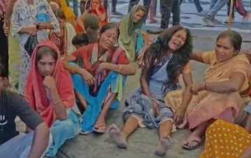6e9e436d-f97f-425d-9156-9f5cbcdf11a0_Grief-stricken_family_members_in_Chatra._Vishvendu_Jaipuriar.jpeg