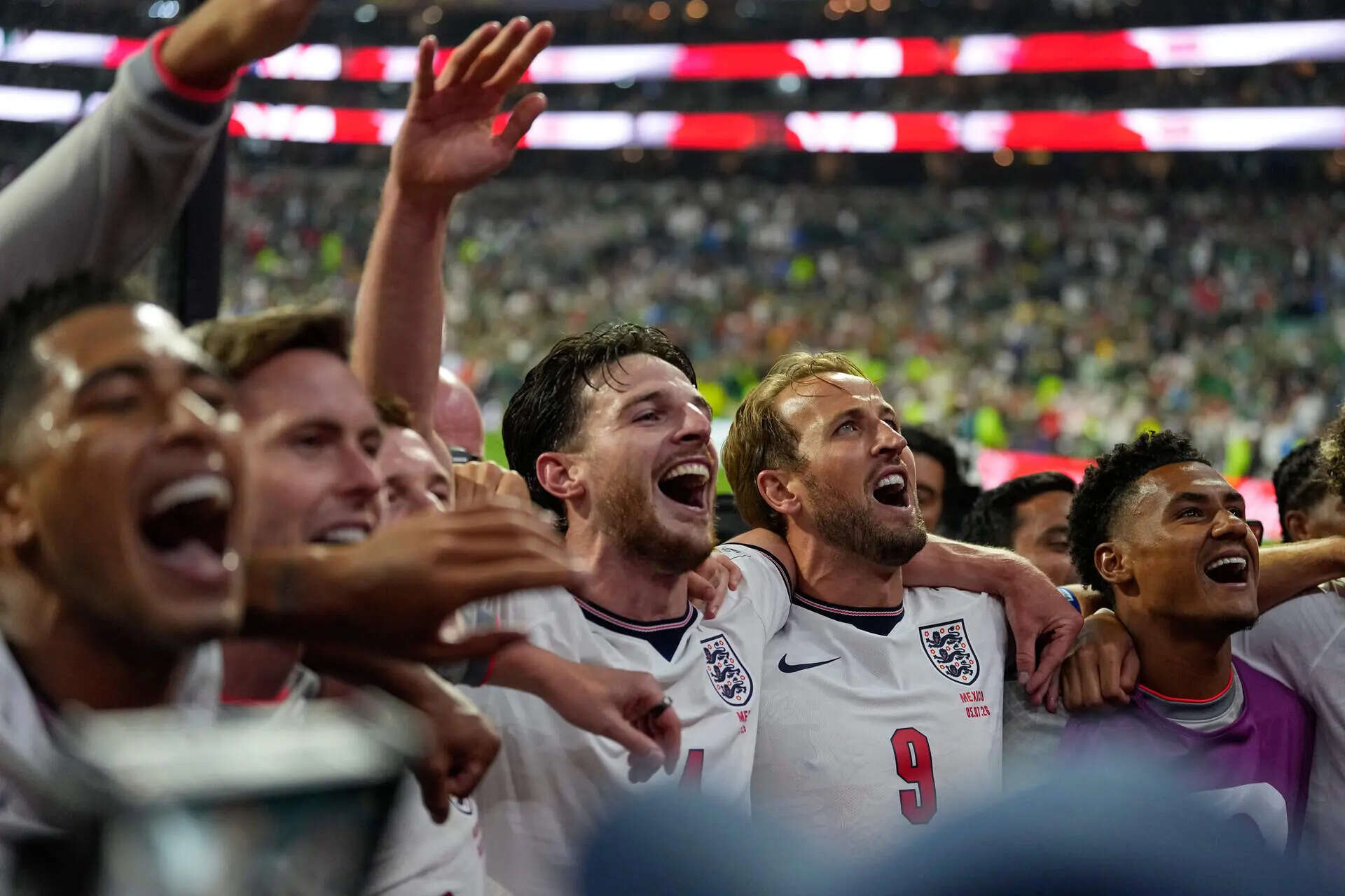 aptopix-mexico-england-wcup-soccer.jpg