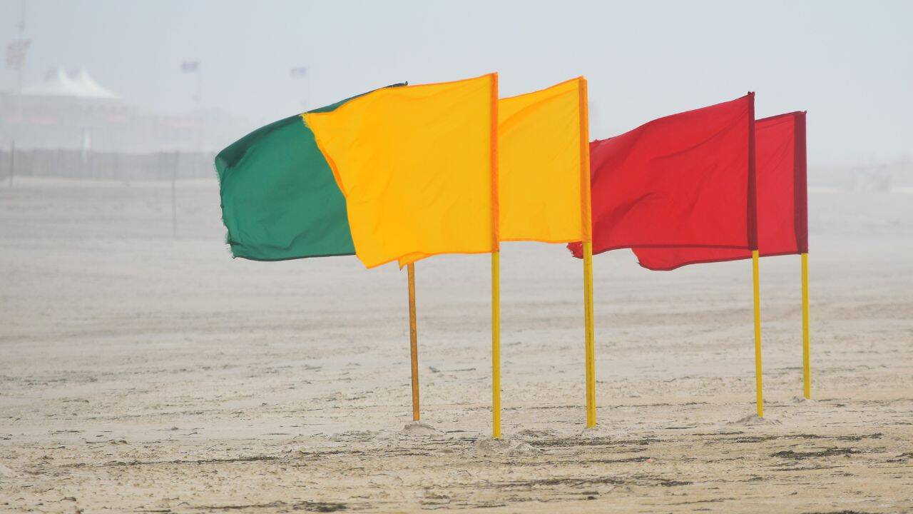 समुद्र तट पर दोहरे झंडे