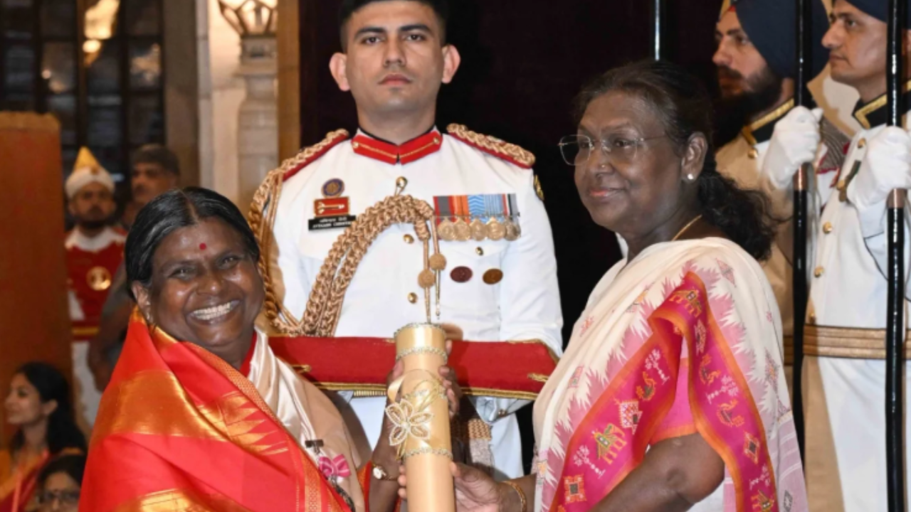 Dr. Vijayalakshmi Deshmane receiving the Padma Shri from the President of India Droupadi Murmu in 2025.