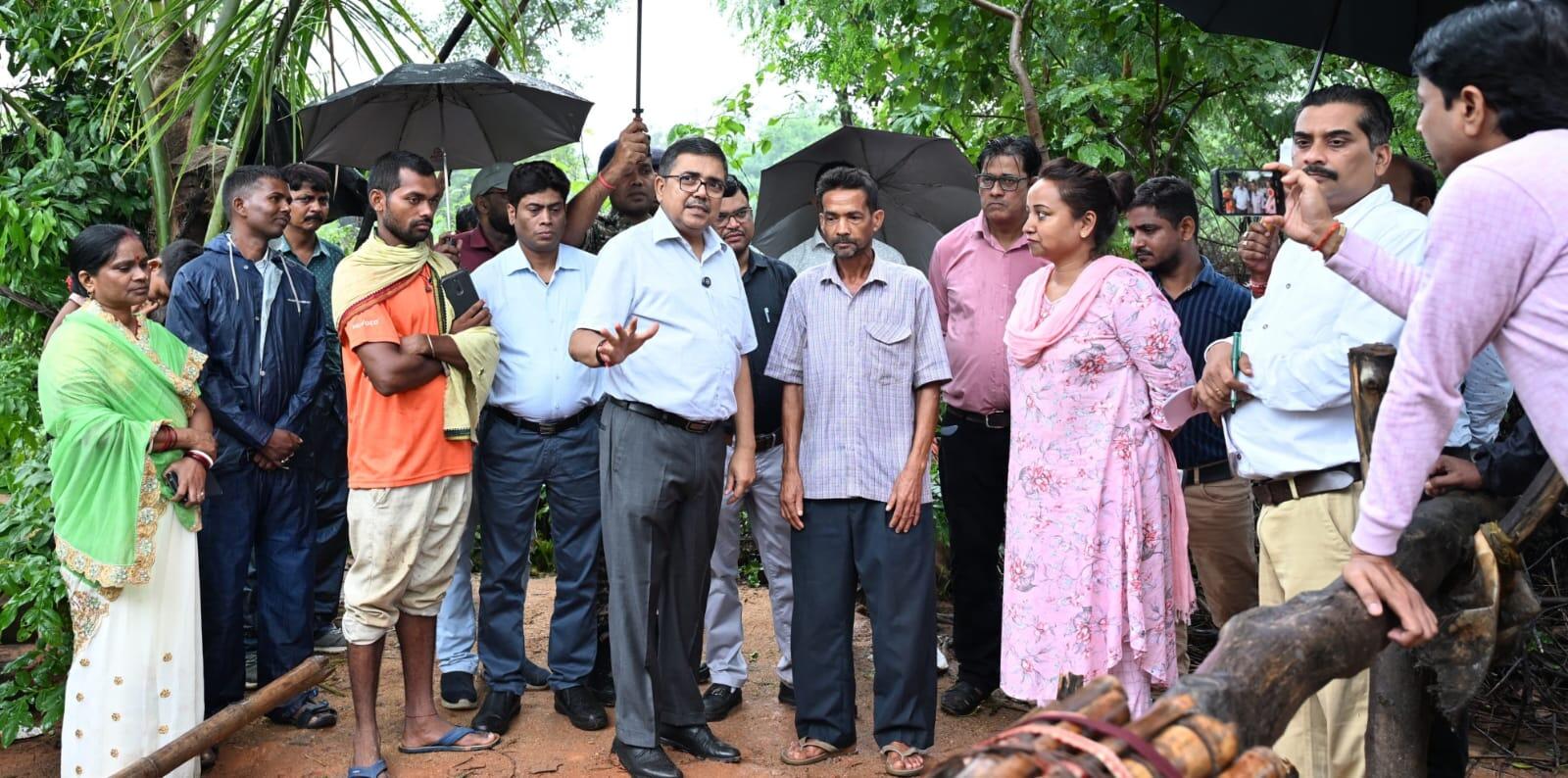 Deputy commissioner (DC) Ajay Nath Jha at Bagda village 67ff8c31-694d-4108-bcd2-802f89f26802_DC_visited_to_see_the_well_dug_by_farmer_in_bokaro_4.jpeg