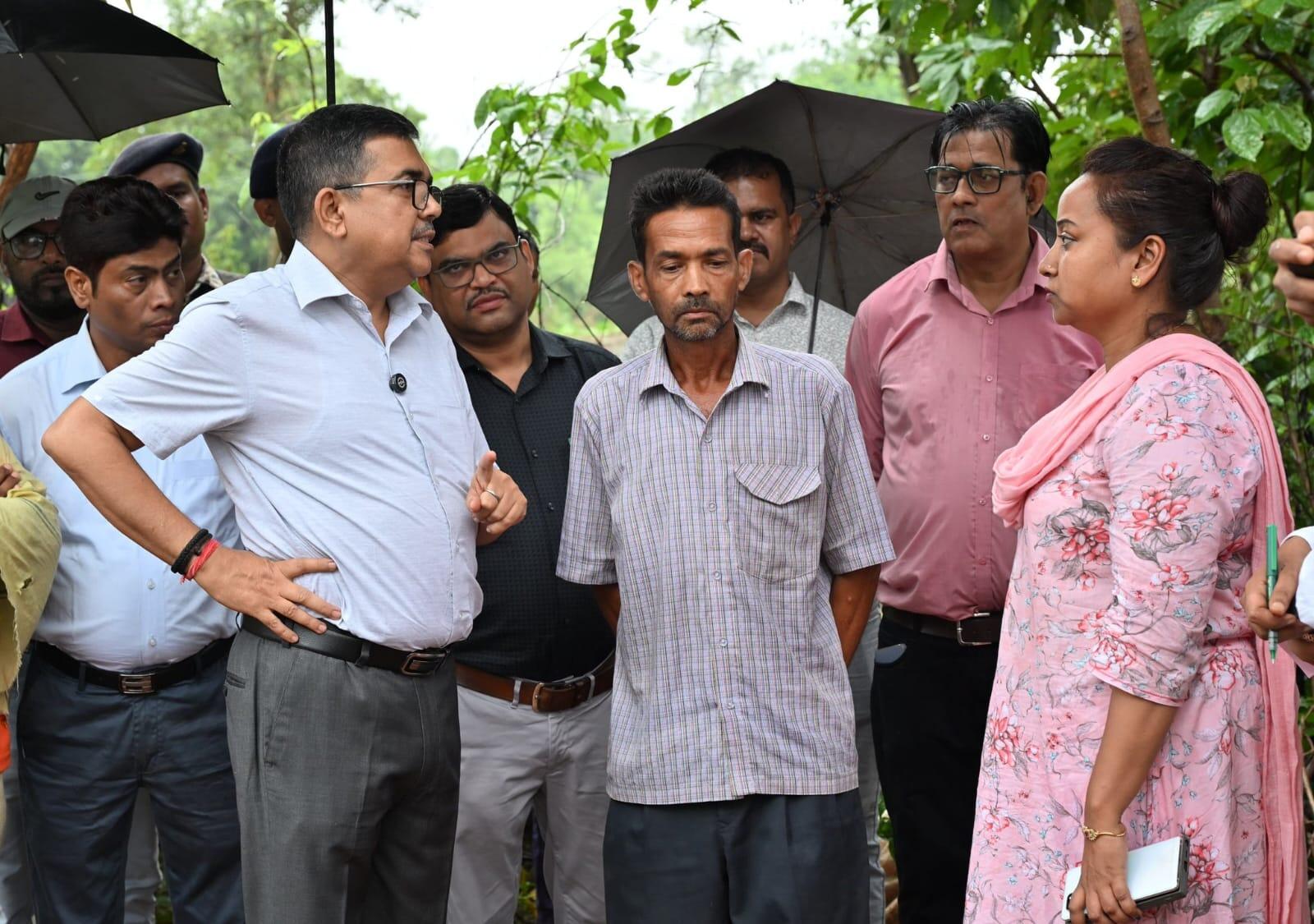 Deputy commissioner (DC) Ajay Nath Jha at Bagda village 4924f4a1-90ed-4370-8e08-1516cf1535d3_DC_visited_to_see_the_well_dug_by_farmer_in_bokaro_3.jpeg