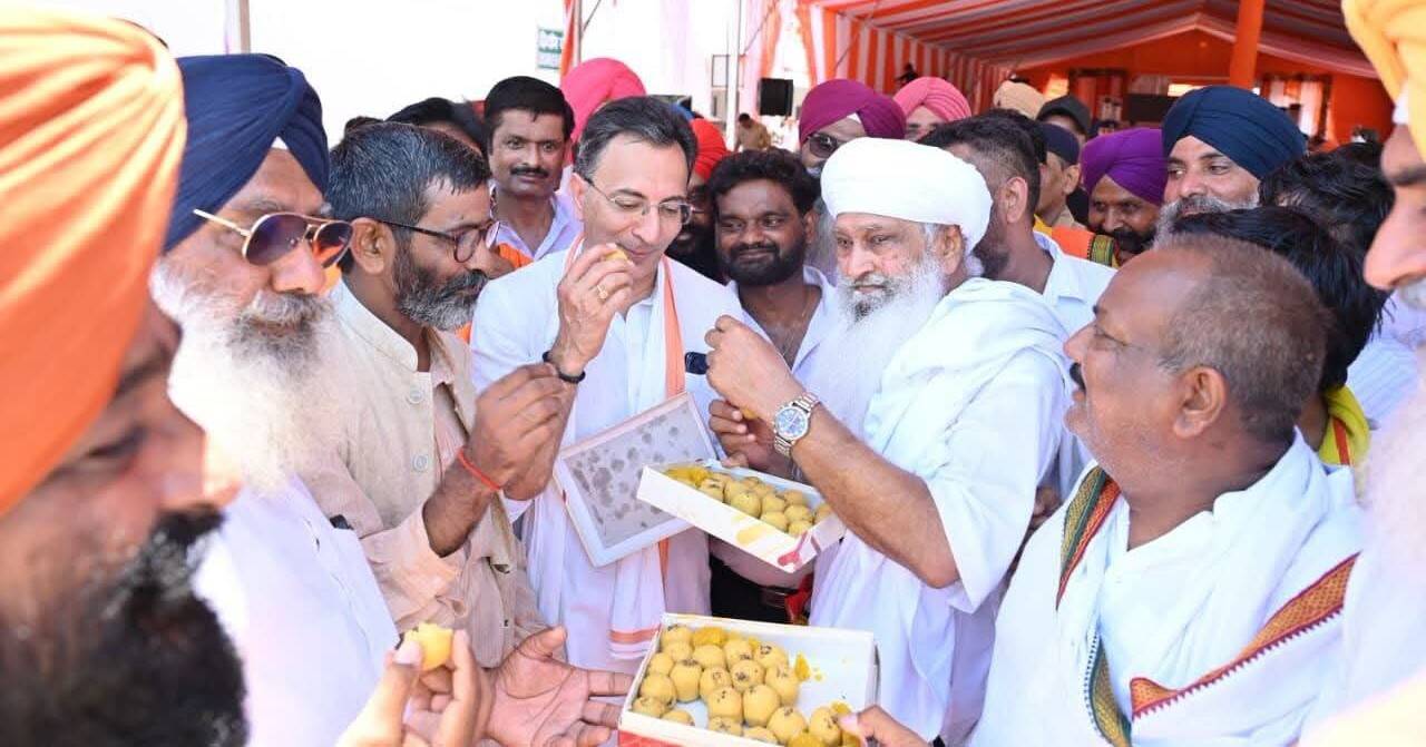 Attachment 04fe319e-22c3-4784-ad00-ccd2bae1d9aa_The_minister_Jitin_Prasada_was_offered_sweets_by_Sikh_Granthis_to_express_their_gratitude.jpg