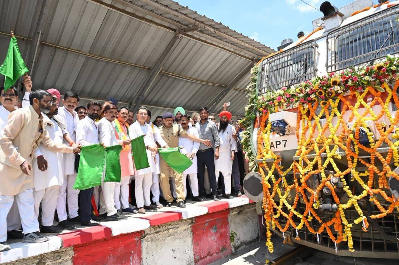 Attachment b7084d32-befa-4b76-85d9-624c1cf6fe55_The_minister_Jitin_Prasada_flagged_off_the_new_express_train_and_the_passenger_train_at_Pilibhit_junction..jpg