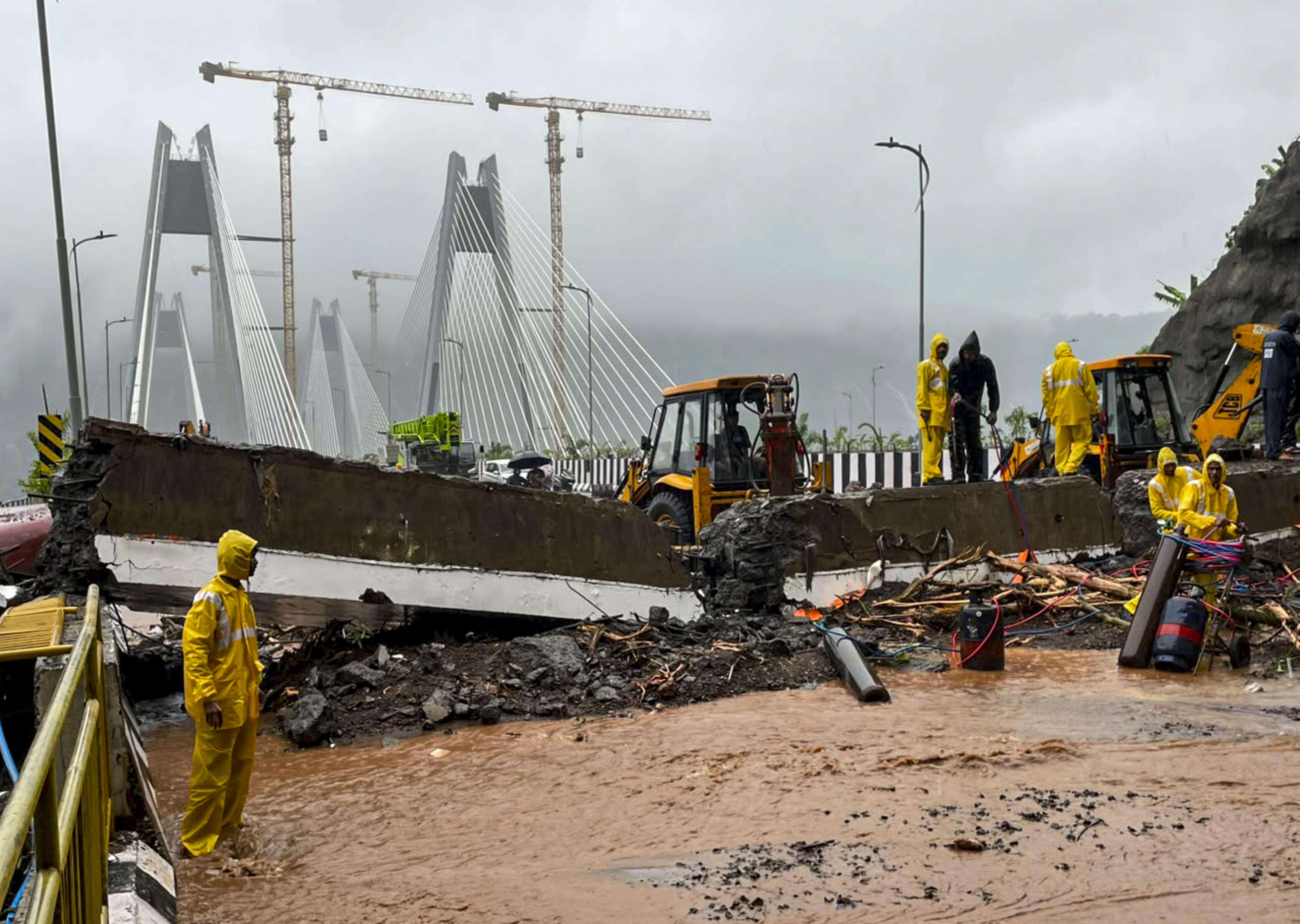 Landslide near Pune-Mumbai “Missing Link” disrupts traffic; crews restore flow
