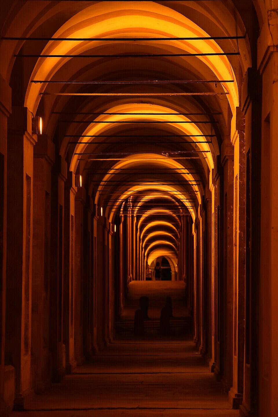 Wikimedia Commons Portico_di_San_Luca_di_sera