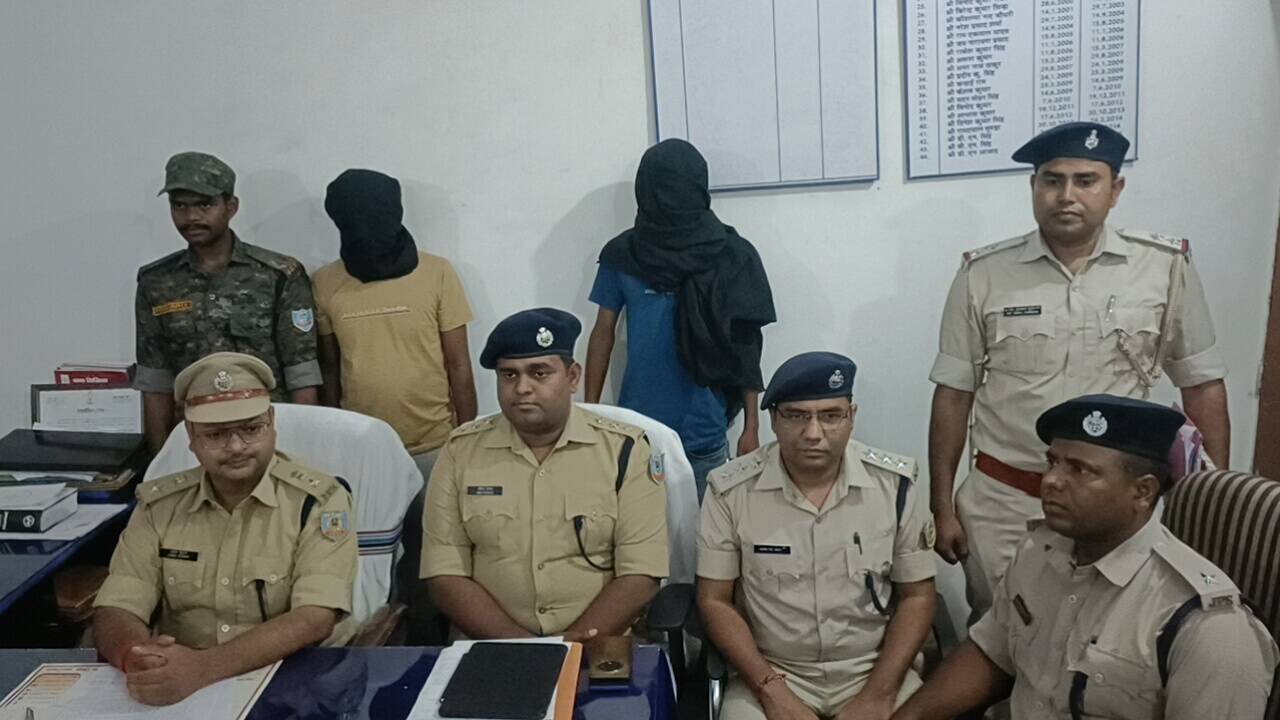 Attachment 5fdee828-7016-4800-bb58-3949c6361067_Hazaribag_SP_Aman_Kumarleft_with_arrested_members_of_Rahul_Dubey_gang.Vishvendu_Jaipuriar.jpg