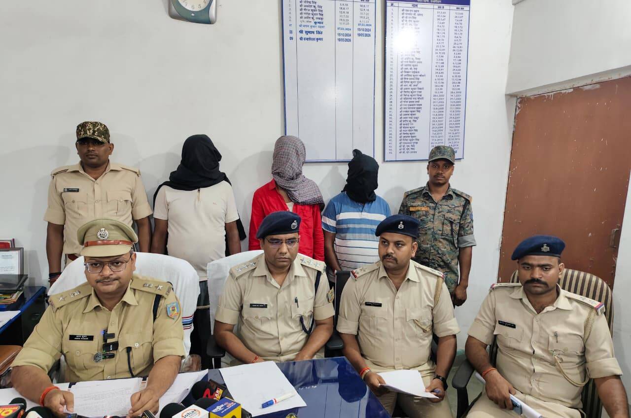 d32905f8-058c-41e9-87ba-cbddcf2cf630_Hazaribag_SP_Aman_Kumar_with_arrested_three_brown_sugar_smugglers_on_Tuesday.Vishvendu_Jaipuriar.jpg
