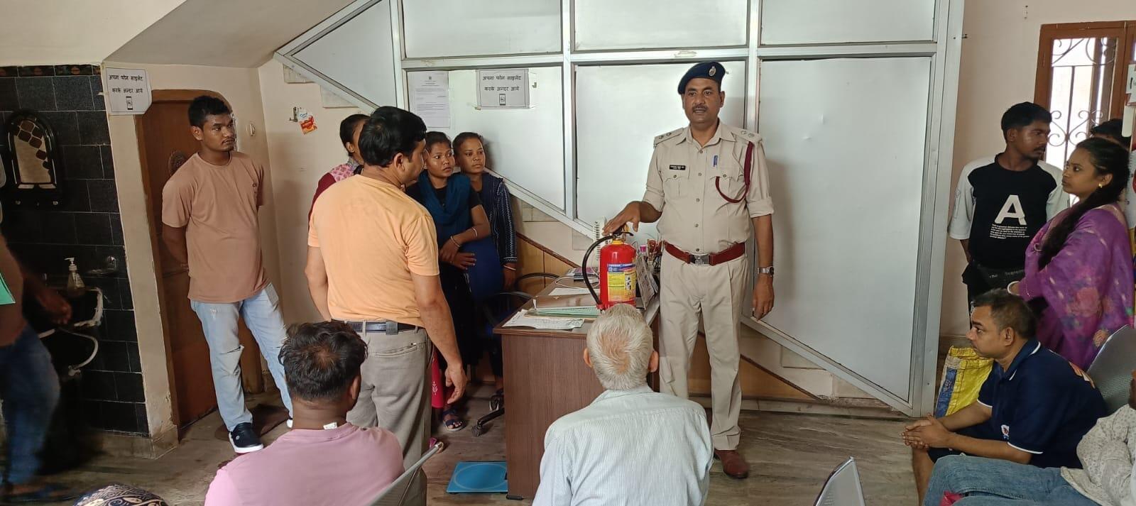 Fire service personnel teach participants how to use extinguishers in Chaibasa on Tuesday 53ddebcf-4a99-4ef1-824b-866f8462f35e_fire3.jpg