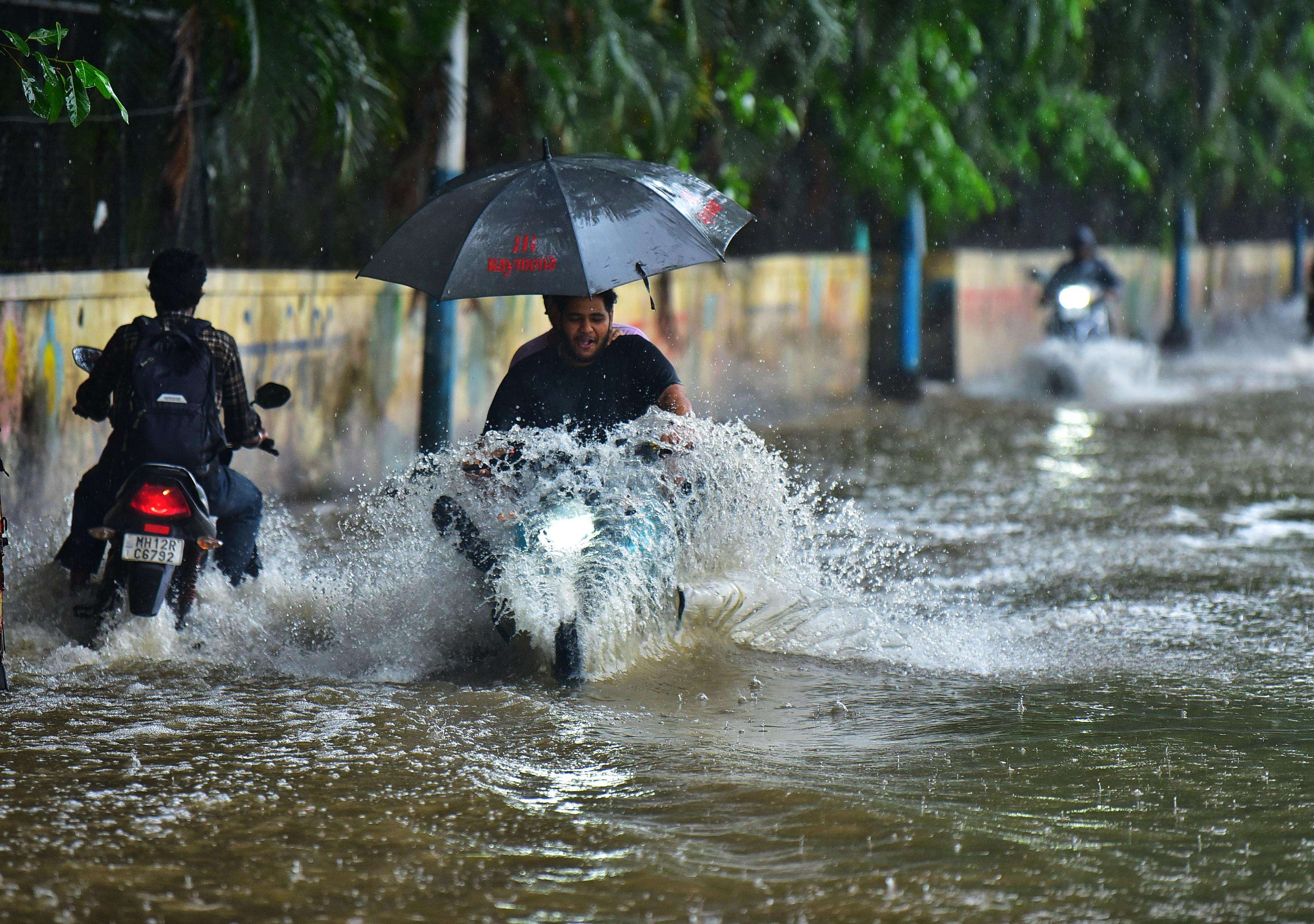 टिळक पुलाजवळील नदीकाठी रस्ता.JPG