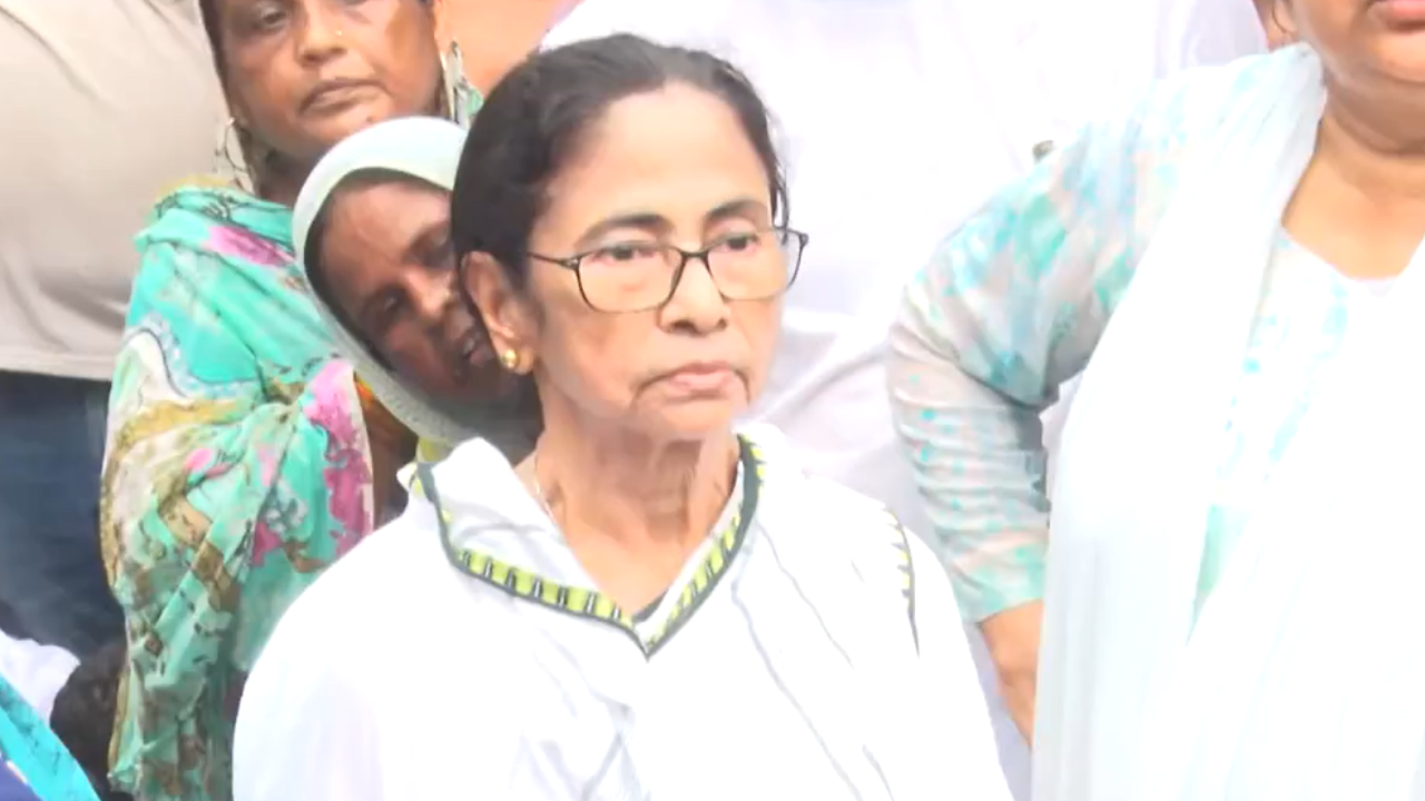 ‘Chor, chor’: Eggs thrown at Mamata Banerjee’s rally in West Bengal; watch