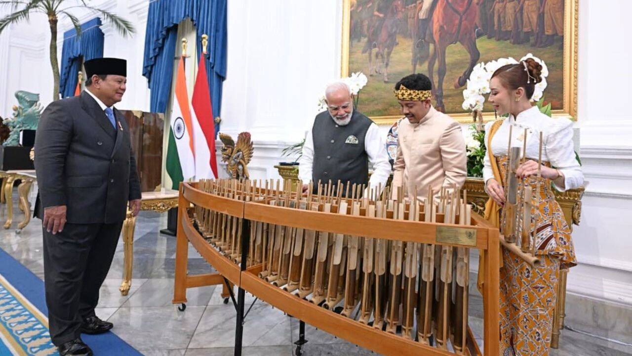 Another ‘Kuch Kuch Hota Hai’ moment in Indonesia as PM Modi, Prabowo try angklung