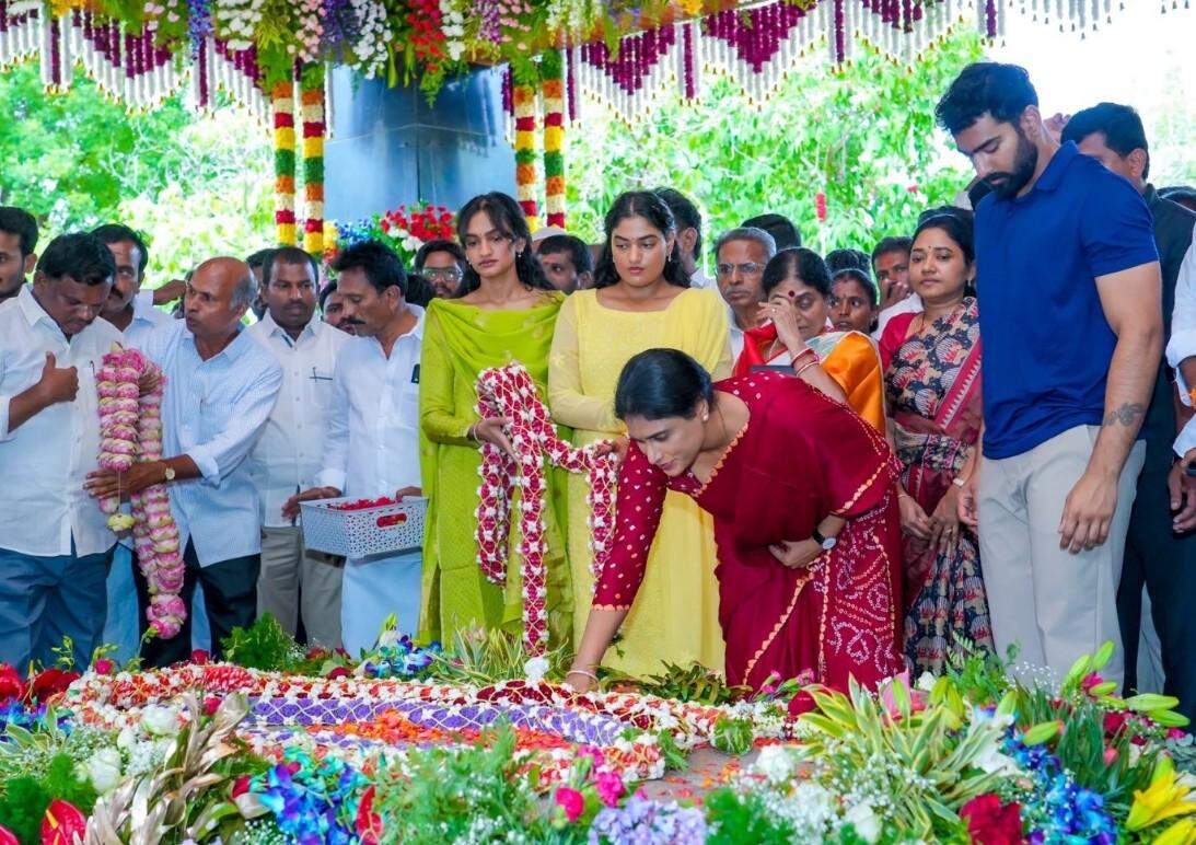 Sharmila at YSR ghat Idupulapaya.jpg