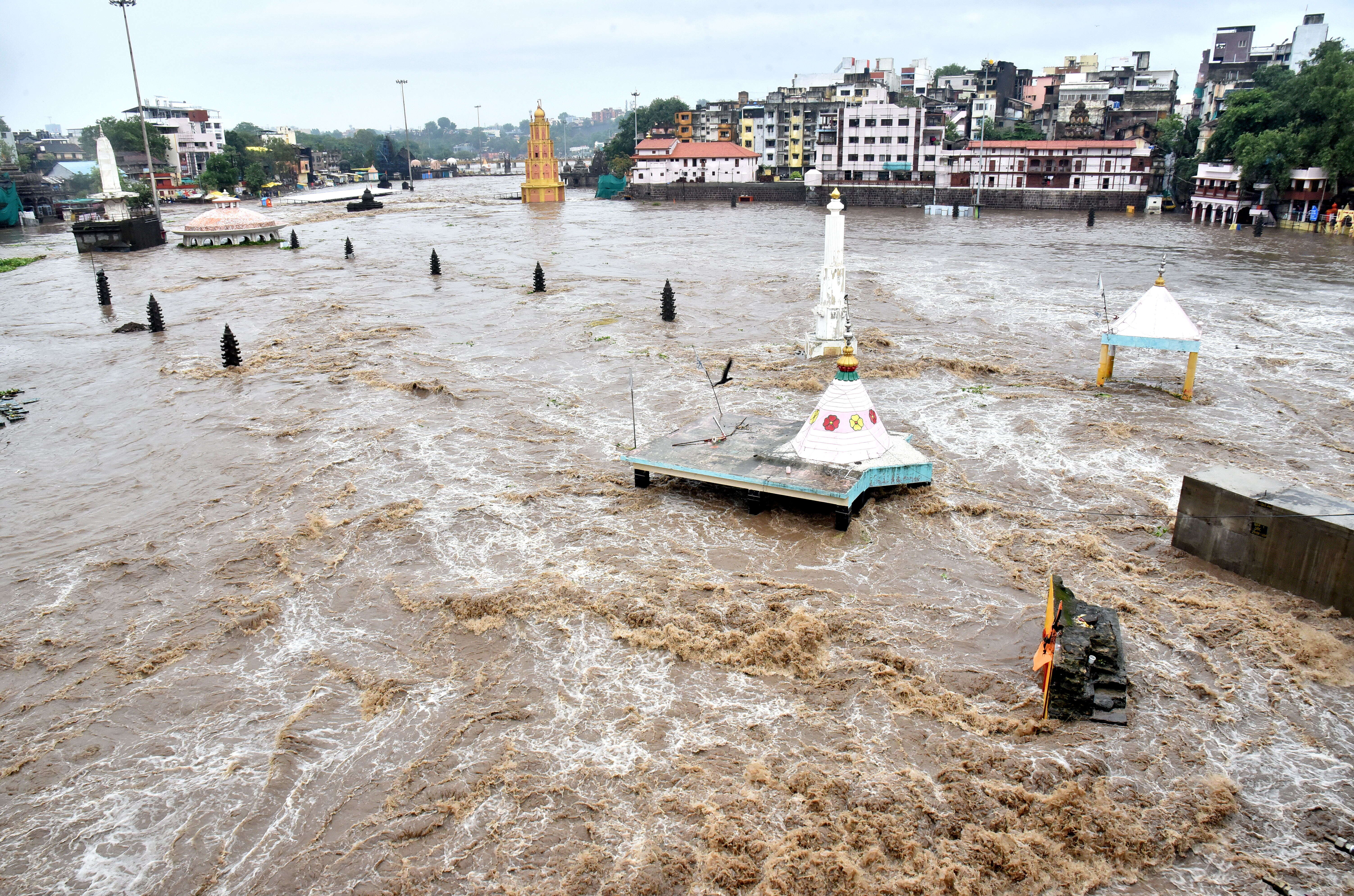 8f8f2d7a-e7b9-470e-b75c-7e35200ea829_Godavari_swells_after_heavy_rains_small_river_temples_submerge_2.JPG
