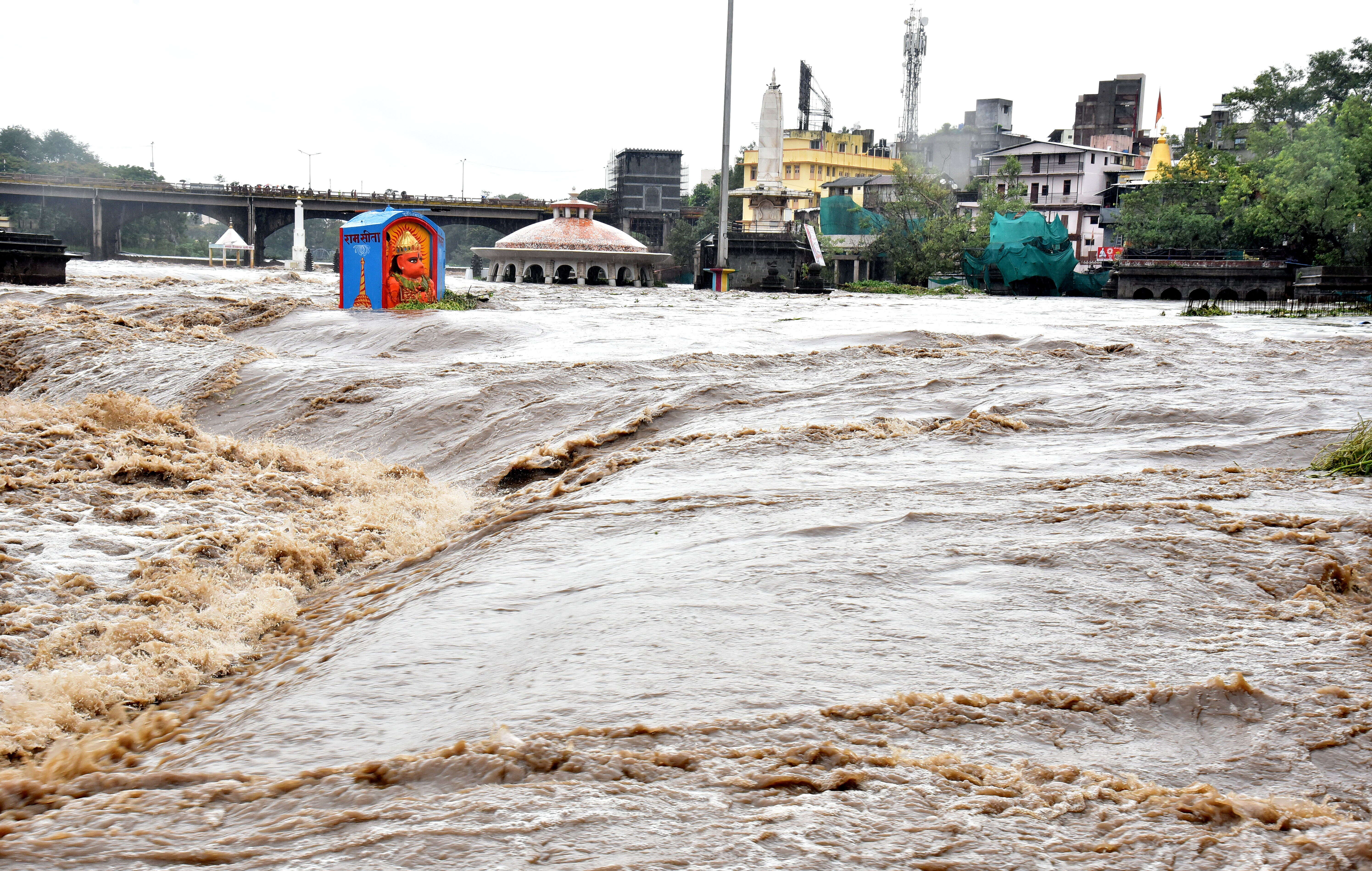 39b1b9aa-f00a-437d-a35e-614aee548ecc_Godavari_swells_after_heavy_rains_small_river_temples_submerge_1.JPG