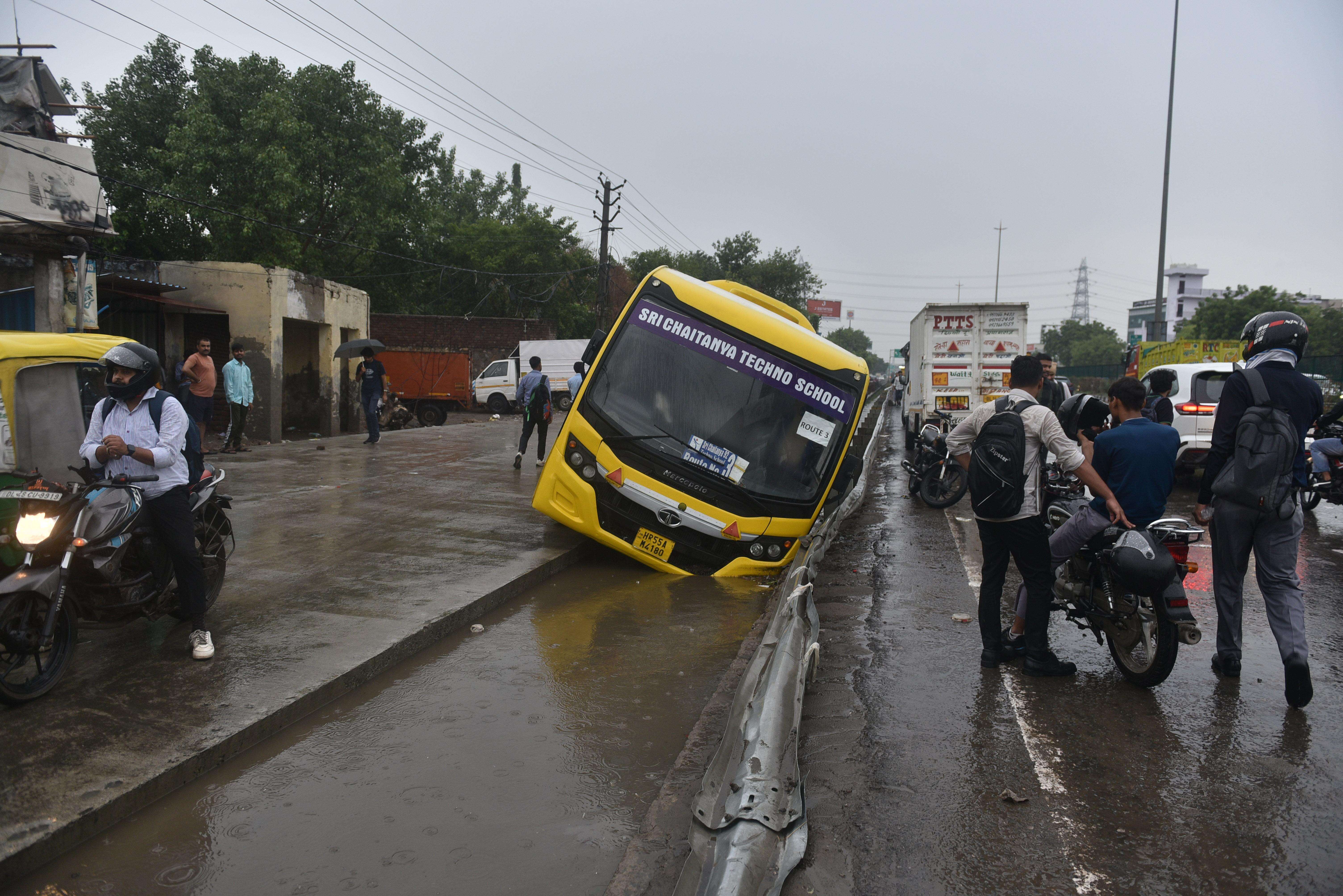 BUS_DELHI_GURGAON_EXPRESSWAY-1.JPG