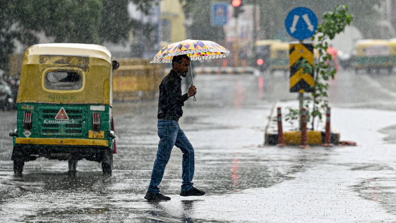 Delhi-NCR wakes up to another rainy morning; IMD issues orange alert