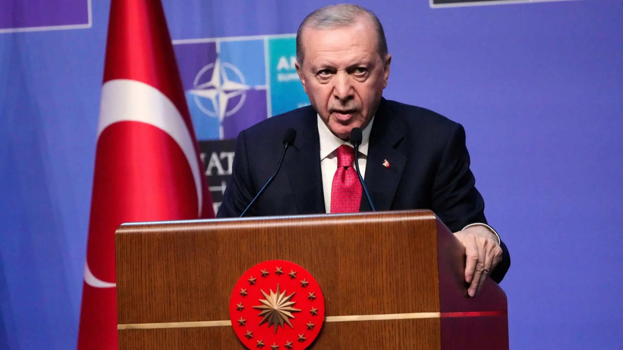 Turkey’s Erdogan gifts Starmer, Carney engraved pistols at Nato Summit
