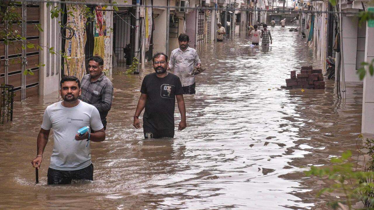 Monsoon Covers Entire India: Heavy Rains Cause Waterlogging and Traffic Disruptions