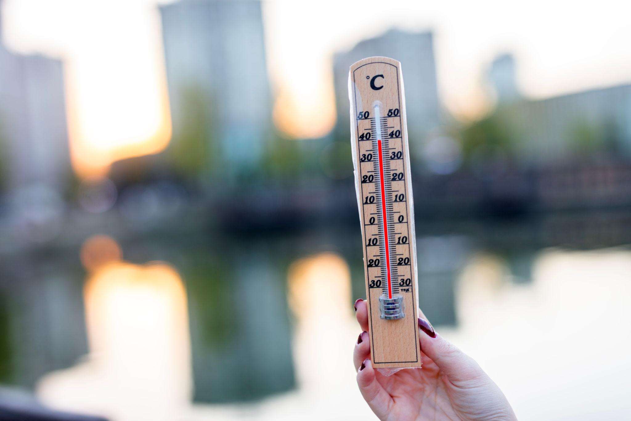 Temperatures set to peak at 36C during UK heatwave, health warnings issued