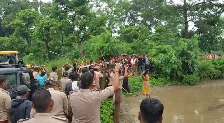 Forest and police personnel confront villagers during an anti-encroachment drive in the Valmiki Tiger Reserve in West Champaran on Thursday 793f45b9-296a-44bb-b7fa-43406ff1eb73_IMG-20260709-WA0024.jpg