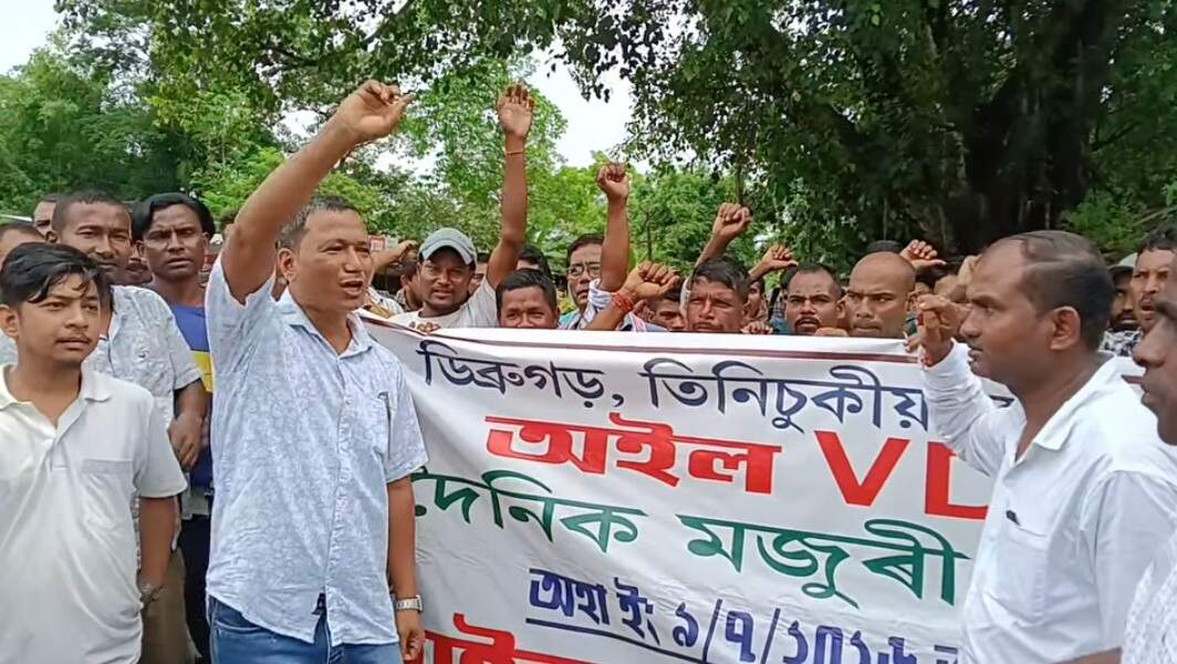 Members of the village defence party protest at Tengakhat ecdf2d44-1ea0-4482-9559-ceb7e8a73b0d_OIL_VDP_protest_.jpg