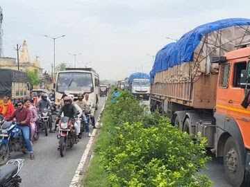 cec5796b-472b-4fb9-b8ea-2497b773f48f_Ranchi-Patna_highway_was_blocked_after_the_accident.Vishvendu_Jaipuriar.jpg