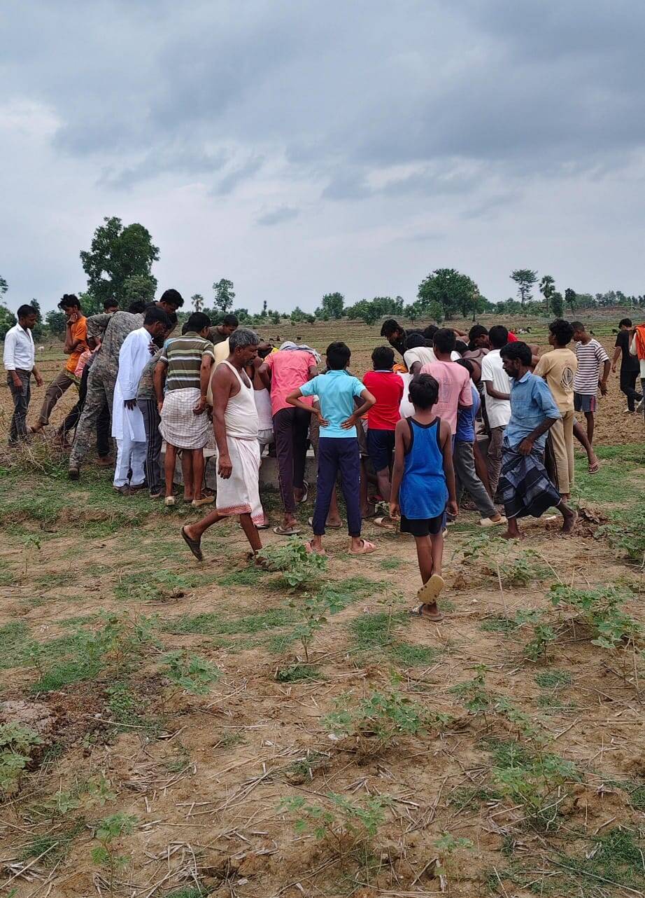 b0bf0269-685e-4e06-b0da-21bbc31d01fe_Villagers_gathered_near_the_well_to_see_the_body.Vishvendu_Jaipuriar.jpg