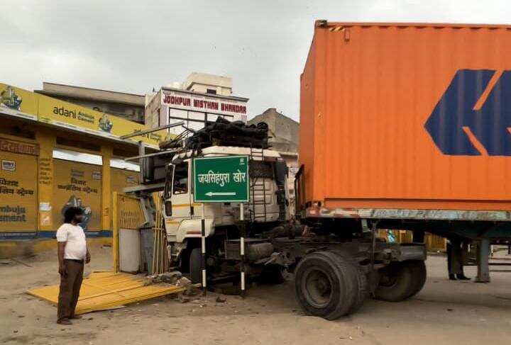 a truck rammed into a roadside electricity transformer near Manbagh Circle (2).jpeg