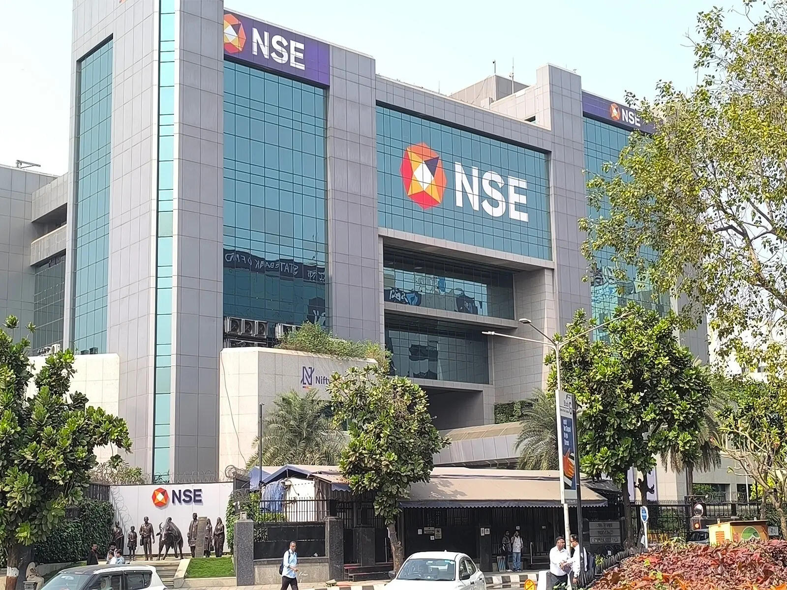 Markets pare gains over late profit booking
