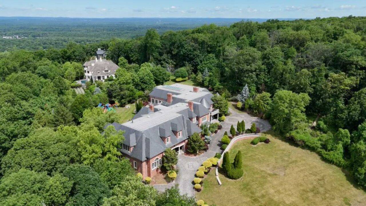 X/ Onedio) Kazakh ‘Prince’ bought one of New Jersey’s priciest homes for just $10