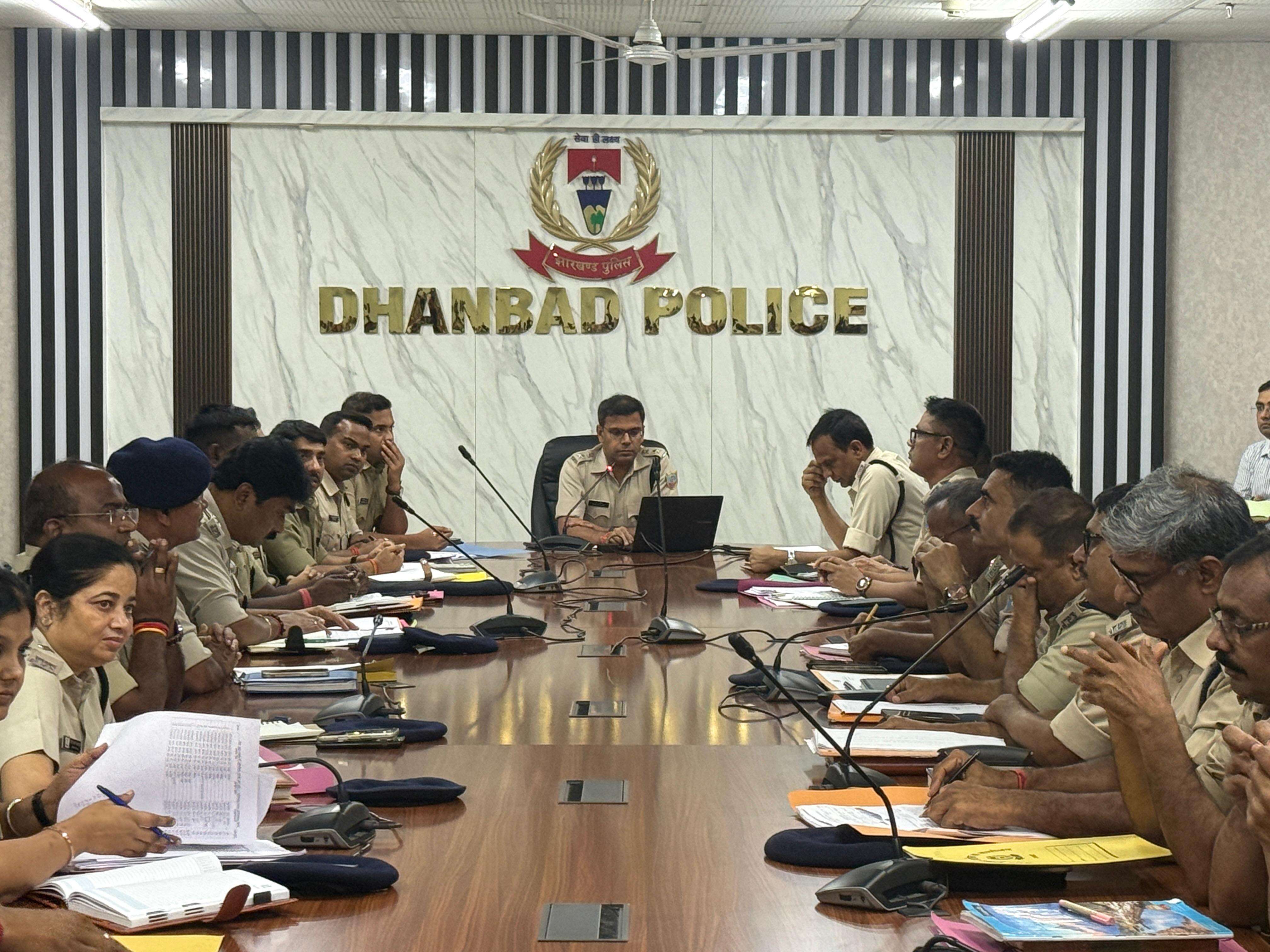 Dhanbad SSP Prabhat Kumar conducts a crime review meeting at Dhanbad collectorate 94413815-81af-40eb-a352-ca1f23330b76_Crime_Meeting_2.jpg