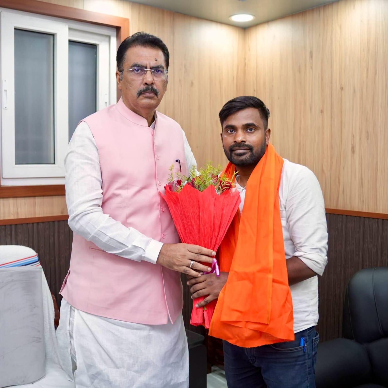 c2059474-fec2-4844-b1d7-e179791eb55d_BJP_state_president_Sanjay_Saraogi_with_his_partys_new_candidate_Neeraj_Kumar_Sinha_in_Patna_on_Friday.jpeg