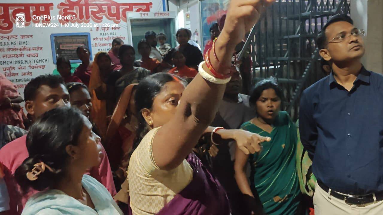 dee512cd-43e6-4469-b90b-329665517648_Angry_relatives_outside_the_nursing_home.Vishvendu_Jaipuriar.jpg