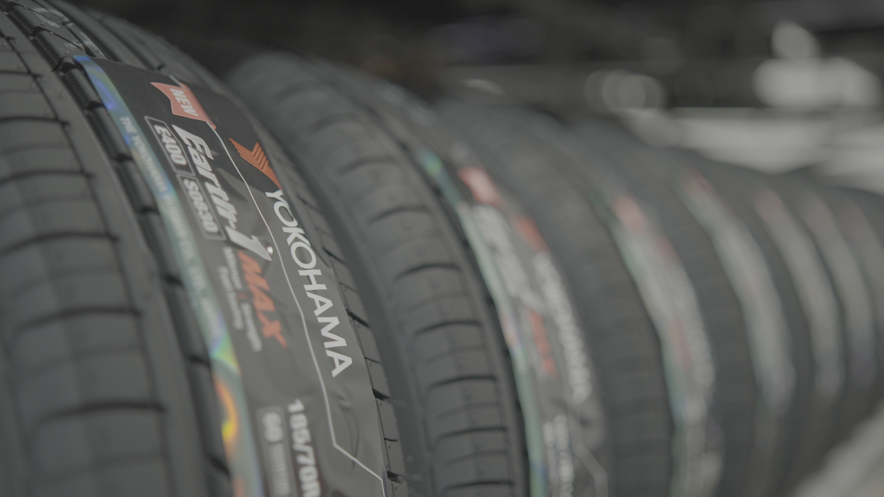 The prepared components are then assembled into a green tyre. While the process is largely automated, operators continue to supervise key stages to maintain quality standards.