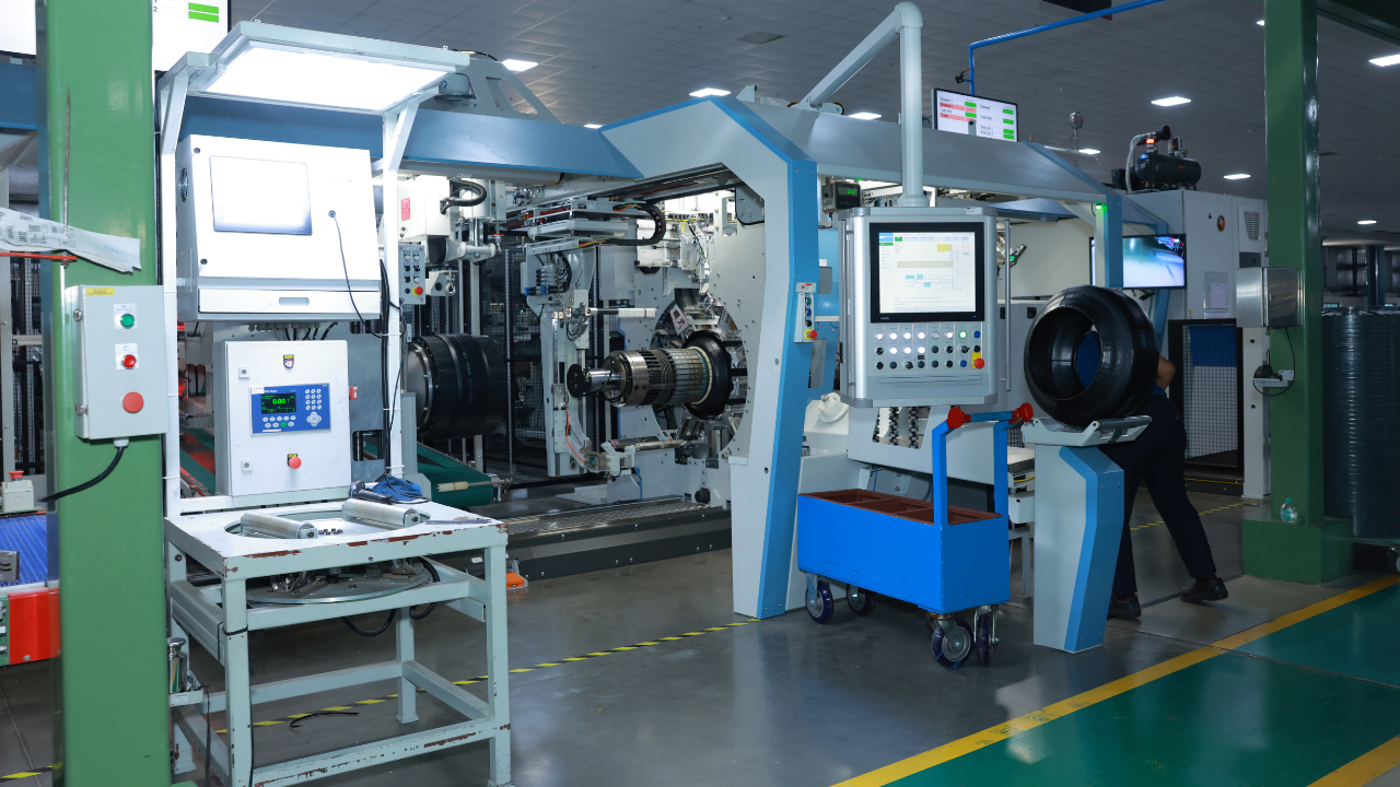 A key feature of the plant is Yokohama’s Unistage Tyre Building machine, which produces a complete green tyre in a single integrated process instead of multiple assembly stages.