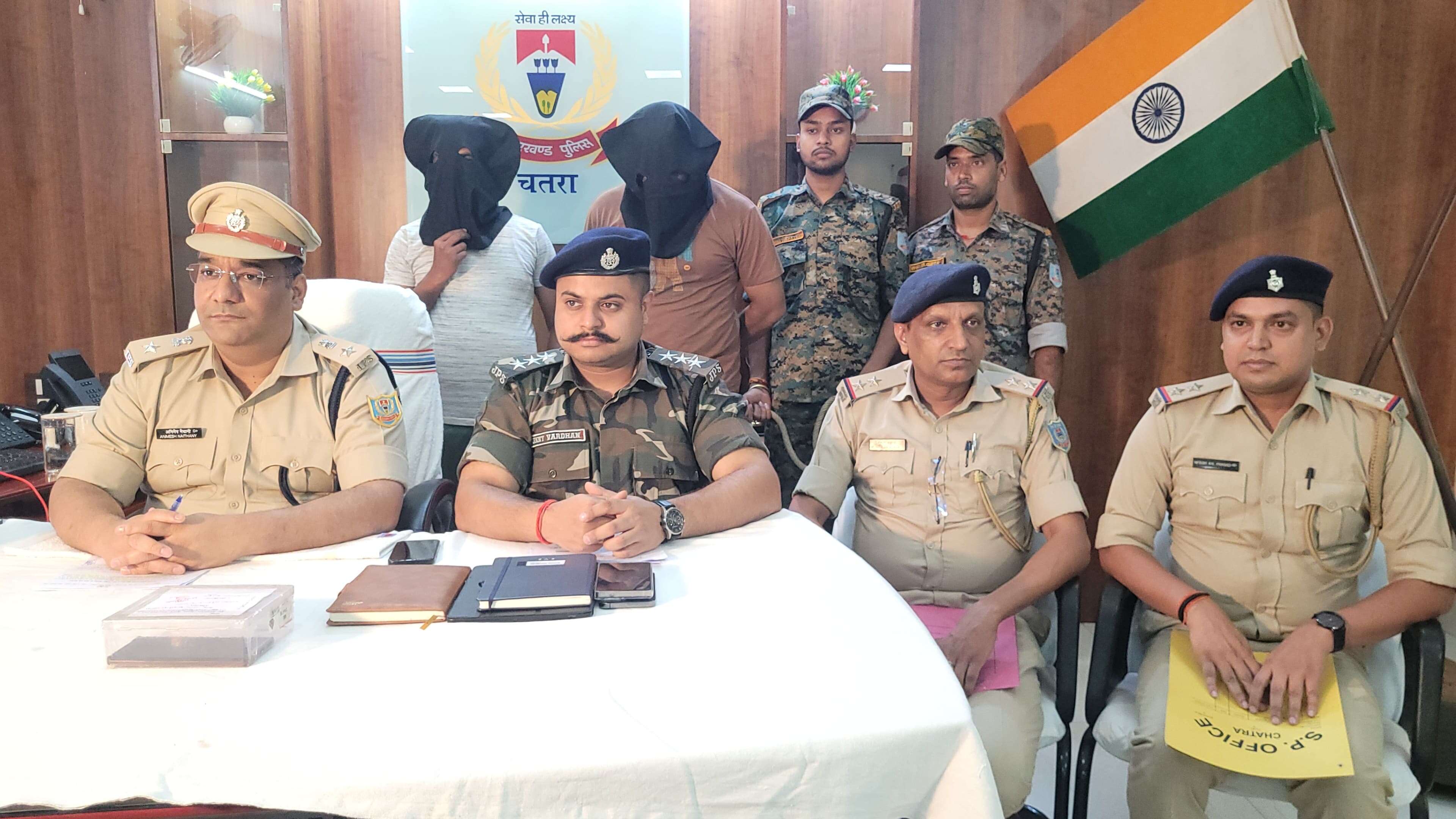 c12a662f-f933-4572-8d6a-1ffa07475bfa_Chatra_SP_Animesh_Naithanyleft_with_arrested_gang_members.Vishvendu_Jaipuriar.jpg