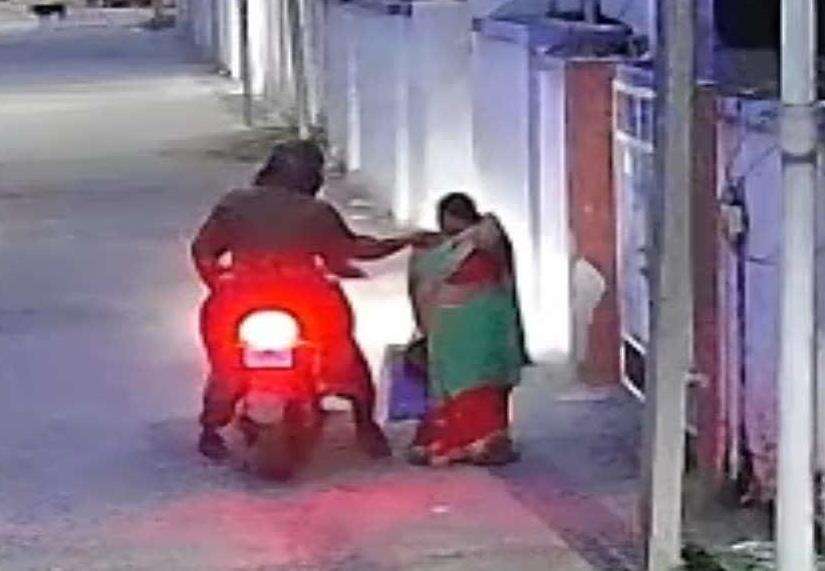 77dd4530-5183-446d-8338-165b594a2ab0_chain_snatching_incident_captured_in_Giridih.jpg