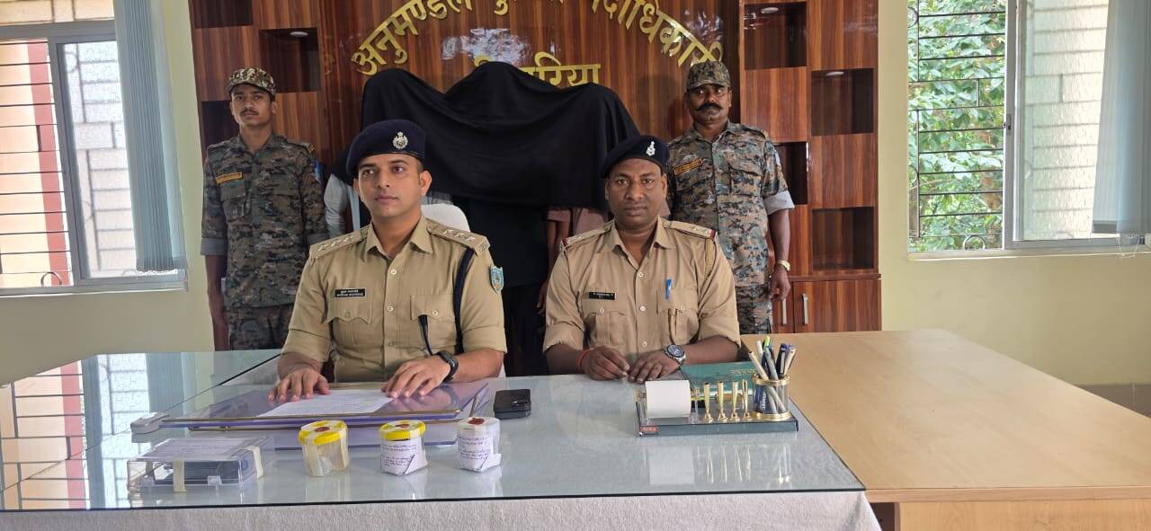 54fb36f0-728b-41b4-a07e-c4a4b203d2a5_Arrested_trio_smugglers_in_Chatra_on_Sunday.Vishvendu_Jaipuriar.jpg