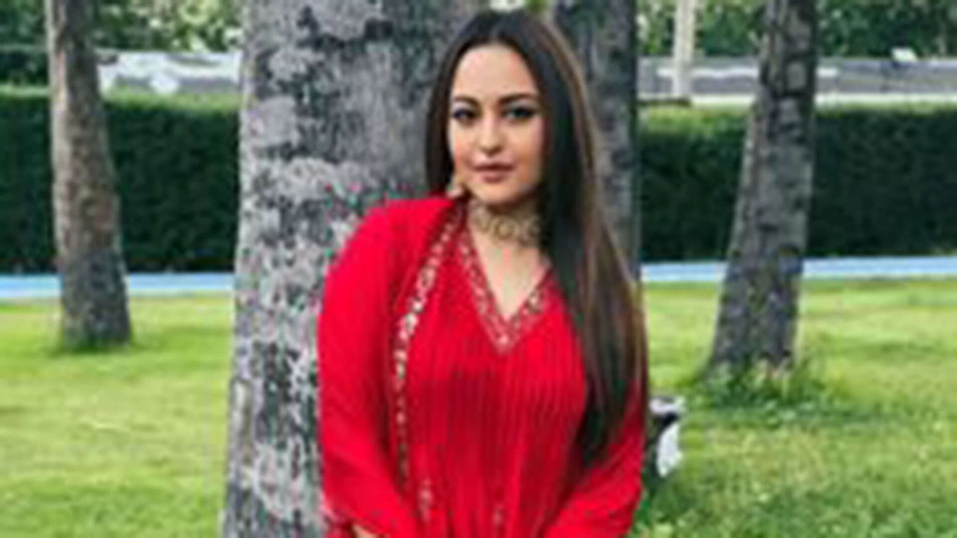 Sonakshi Sinha loses cool at paparazzi outside event