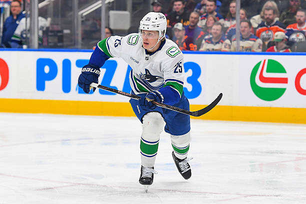 Canucks explore trade options for former superstar Elias Pettersson