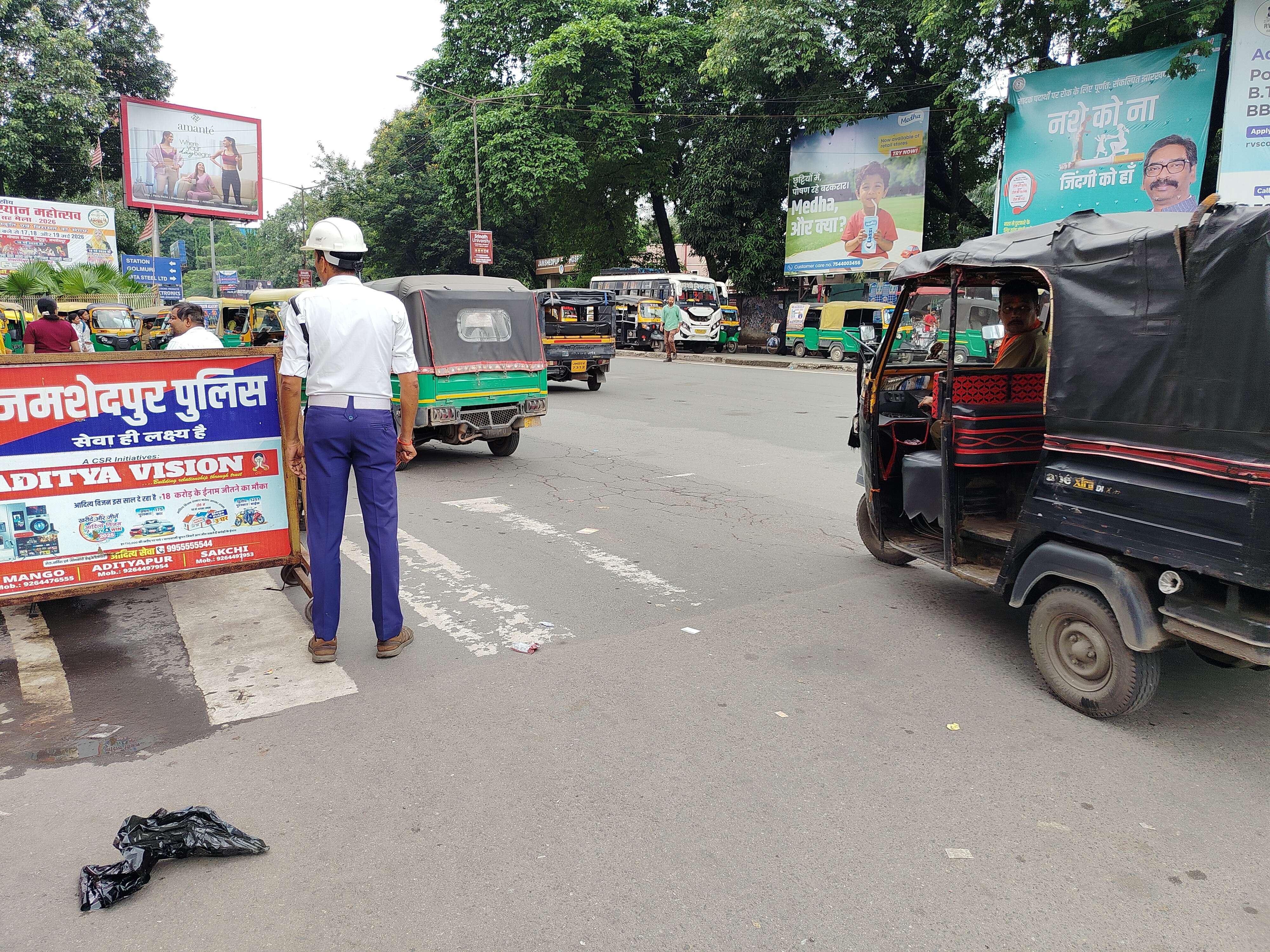 f6ae3432-66f0-4834-936d-3f3ebf616e96_traffic_cop.jpg