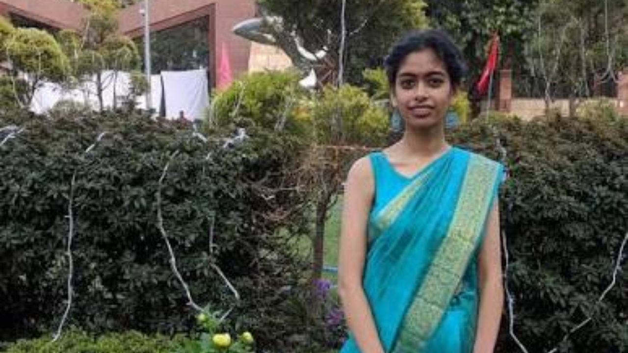 Pooja cracked the Civil Services Examination in 2021 on her very first attempt.