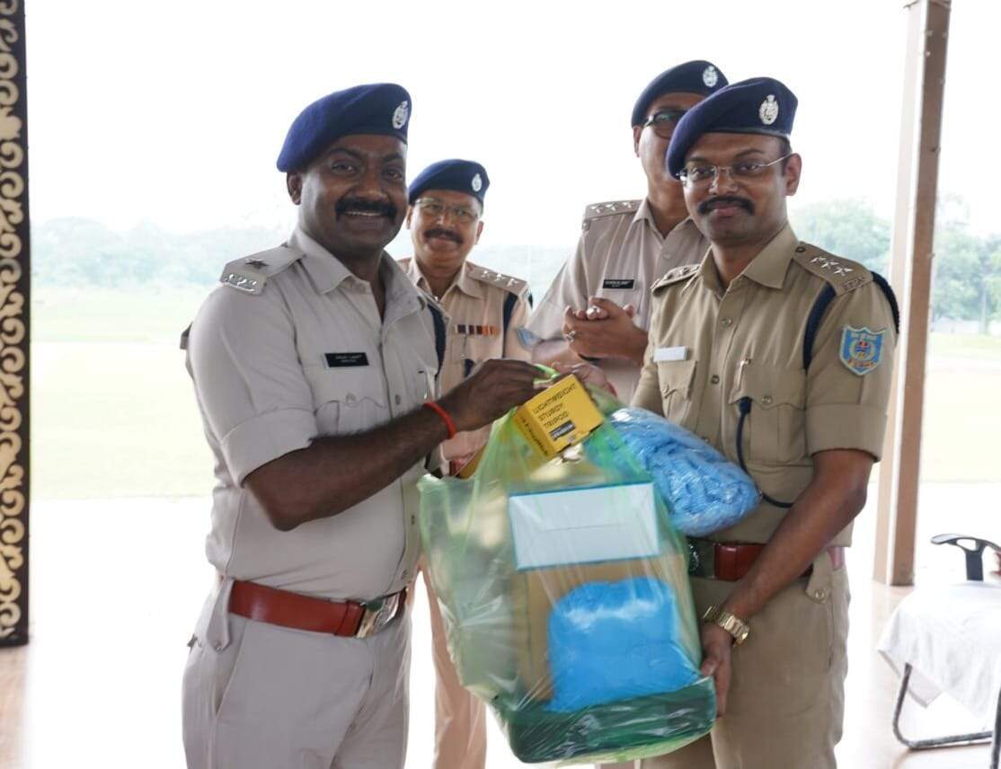 acb0fccd-d22a-4bb6-9c8a-16af1eb8e176_investigation_kits_handed_among_police_officers_1.jpg