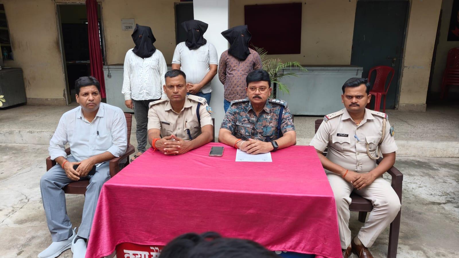 0773d1d5-fd44-4aca-81d5-8ebd5f1fb382_Trio_arrested_smugglers_in_Hazaribag_on_Tuesday._Vishvendu_Jaipuriar.jpg