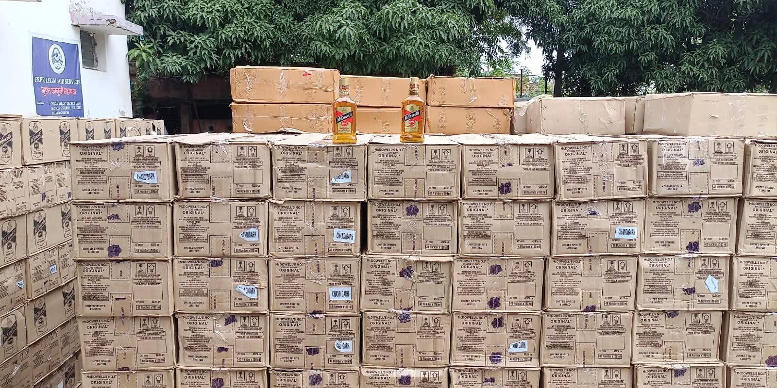 f4c40cd0-4987-4956-b359-95d6d1a6a8ec_Seized_liquor_in_Hazaribag.Vishvendu_Jaipuriar.jpg