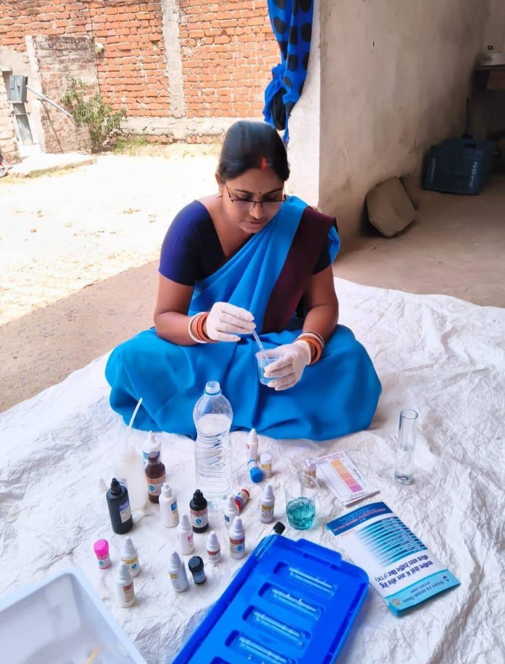 1bd91f79-7645-489b-b04b-b61c8b205304_A_Jal_Sahiya_testing_water_from_Field_Test_Kit.Vishvendu_Jaipuriar.jpg
