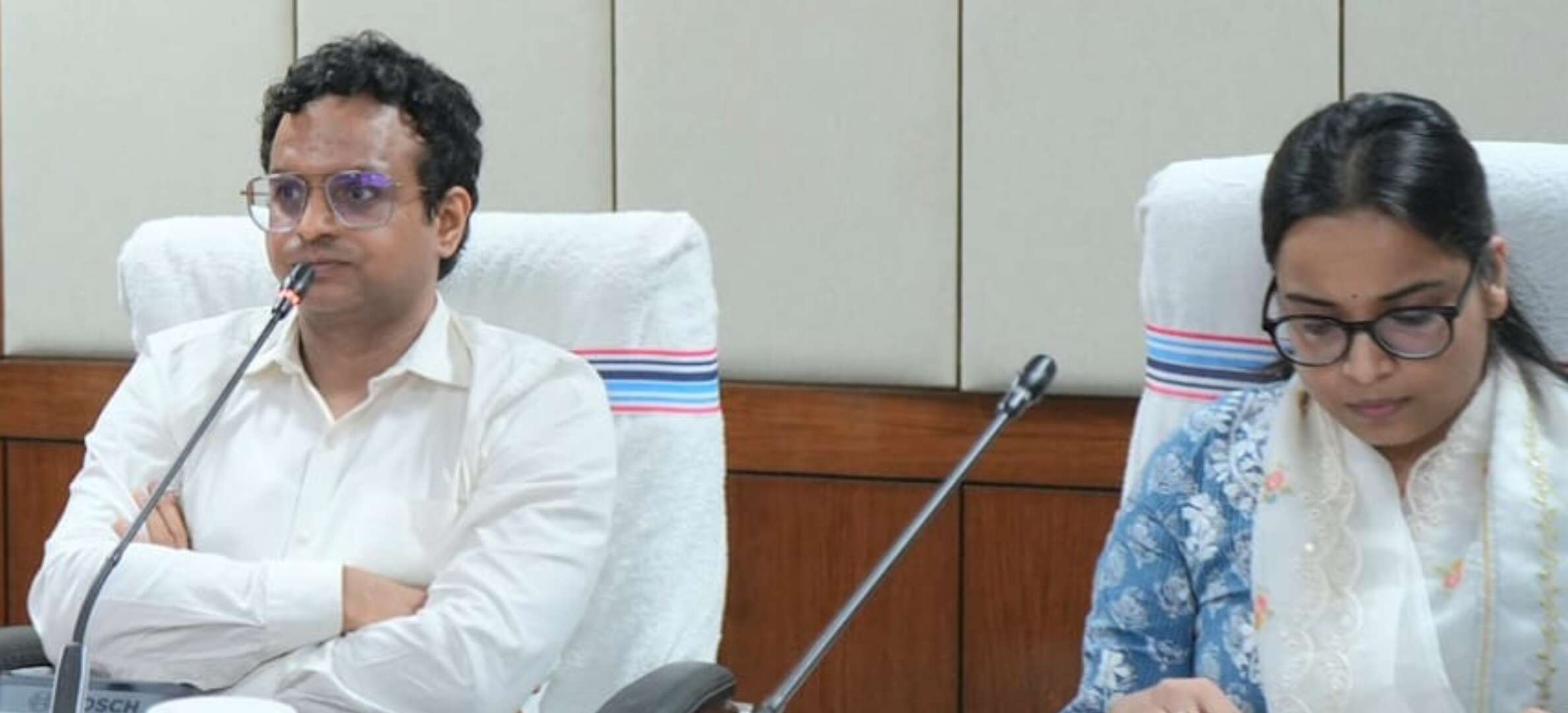 e281ef6f-34cd-43b7-9d18-6e661ea94fef_DC_Hemant_Sati_with_DDC_Riya_Singh.Vishvendu_Jaipuriar.jpg