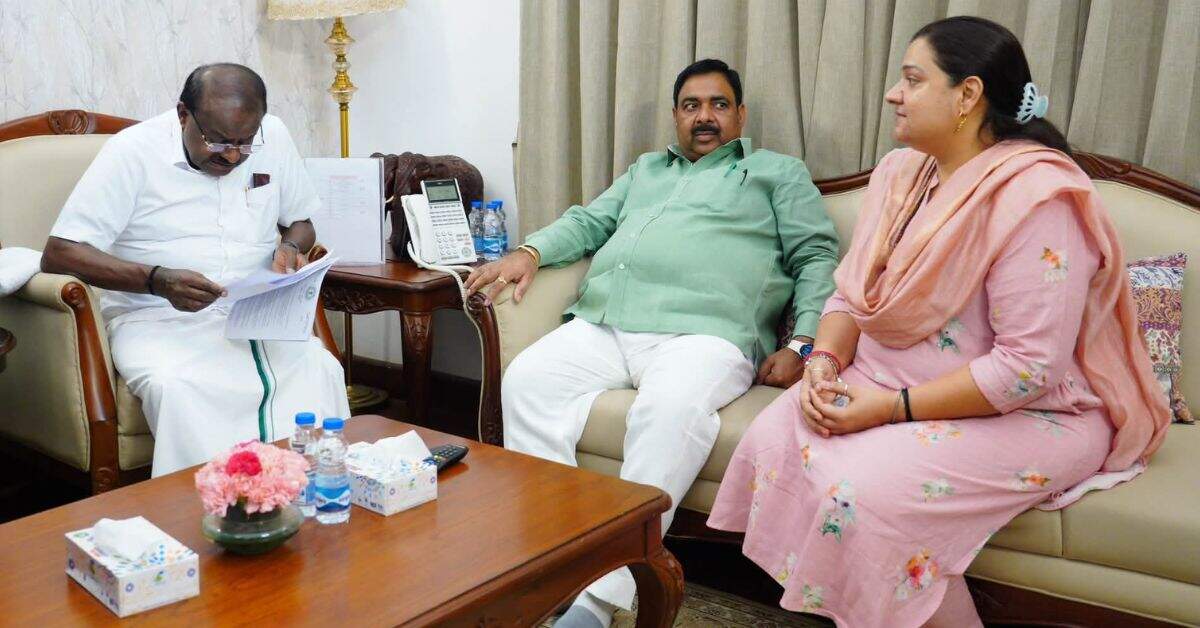 2b95cacd-7991-4dc2-b1d0-2cd7dcd17af0_Bokaro_MLA_Shweta_Singh_meeting_Union_Steel_Minister_HD_Kumaraswamy_regarding_Bokaro_Airport_and_Industrial_Corridor_.jpg